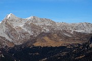 70 Zoom sull'alta Valzurio verso Chalet dell'Aquila-Ferrantino-Ferrante